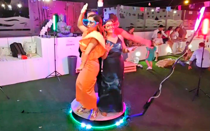 Tres mujeres bailando en la plataforma de la Wedding Cámara 360