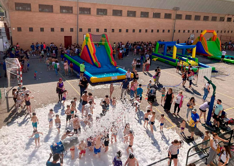 Niños jugando con el parque acuático urbano y el cañon de espuma.