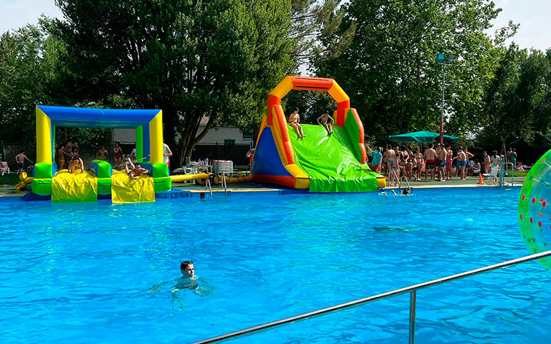 Parque acuático urbando montado para un evento